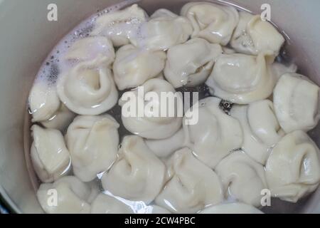Die Knödel werden in einer Pfanne in der Nähe gekocht Stockfoto