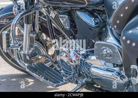 Nahaufnahme eines glänzenden Motorradmotors. Chrome Motorrad-Motor Nahaufnahme Stockfoto