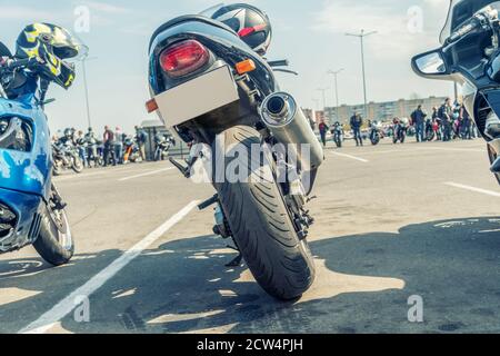 Nahaufnahme des Hinterrades mit Bodenhöhe. Fokus auf das Hinterrad. Details eines Motorrad Nahaufnahme. Stockfoto