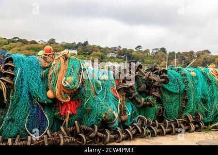 Helle und bunte Fischernetze an der Hafenmauer bei Lyme Regis, Dorset Stockfoto