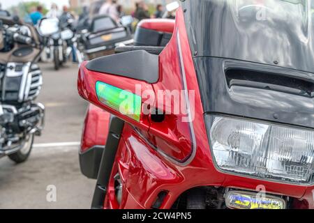 Nahaufnahme eines neuen roten Motorrads. Spiegel, Schutzglas, Motorrad-Scheinwerfer Nahaufnahme Stockfoto