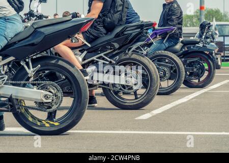 Vier Motorräder sind unwahrscheinlich. Hinterräder von Motorrädern aus nächster Nähe Stockfoto