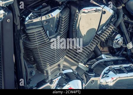 Nahaufnahme eines glänzenden Motorradmotors. Chrome Motorrad-Motor Nahaufnahme Stockfoto