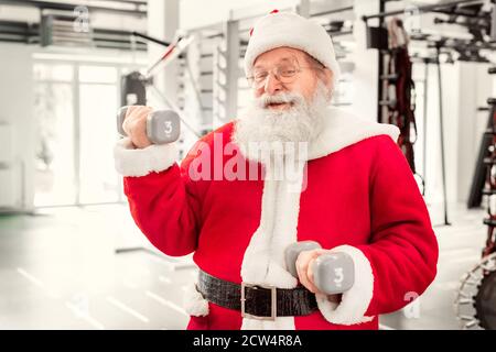 Santa Claus in der Turnhalle urlaub Konzept Stockfoto