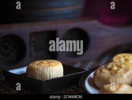 Mooncakes vietnamesische Gebäck für Mid-Autumn Festival, Mondkuchen mit Holzform Fokus auf Thema. Raum im Hintergrund für Copyspace Stockfoto