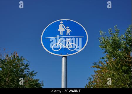 Blaues rundes Straßenschild für Radfahrer und Fußgänger gegen Blau Himmel Stockfoto