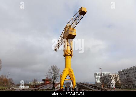 Nantes, Frankreich: 22. Februar 2020: Riesiger Gelber Kranich Stockfoto