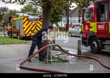 London Fire Brigade bei einem Hausbrand in einer Wohnstraße in Croydon, South London, England, Vereinigtes Königreich Stockfoto