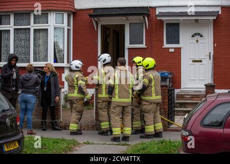 London Fire Brigade bei einem Hausbrand in einer Wohnstraße in Croydon, South London, England, Vereinigtes Königreich Stockfoto