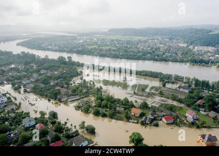 Klimawandel und die Auswirkungen der globalen Erwärmung. Überflutetes Dorf, Bauernhöfe und Felder nach heftigen Regenfällen. Umweltkatastrophe. Konzept von Stockfoto