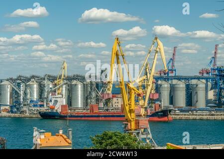 Odessa, Ukraine - August 17 2019: Frachtkran, Schiff und Korntrockner im Hafen Stockfoto