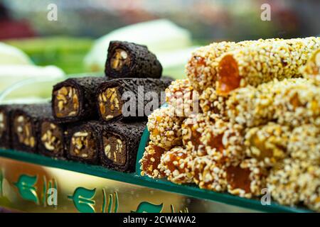 Verschiedene türkische Köstlichkeiten Süßigkeiten Baklava Lokum und getrocknete Früchte auf Markt Stockfoto