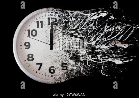 Zeit läuft aus Konzept zeigt Uhr, die sich in kleine Teilchen auflöst. Schwarz-weiße Wanduhr Stockfoto