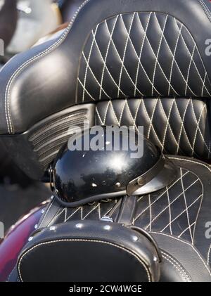 Schwarzer, glänzender Motorradhelm und Lederbiker-Handschuhe isoliert auf weißem Hintergrund Stockfoto