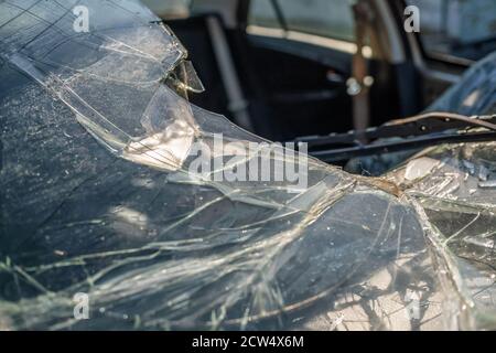 Im Auto, die Windschutzscheibe und die Seitenscheiben Stockfotografie -  Alamy