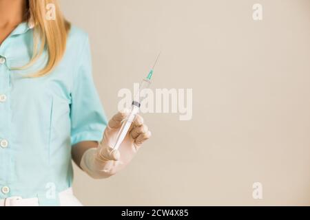 Bild der Krankenschwester, die die Injektion hält. Stockfoto