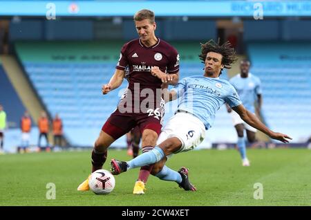 Nathan Ake (rechts) von Manchester City tagt Dennis Praet von Leicester City während des Premier League-Spiels im Etihad Stadium in Manchester. Stockfoto