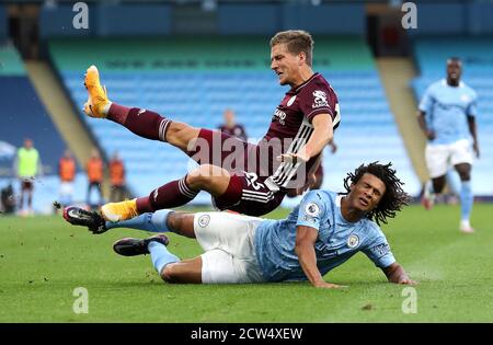 Nathan Ake (rechts) von Manchester City tagt Dennis Praet von Leicester City während des Premier League-Spiels im Etihad Stadium in Manchester. Stockfoto