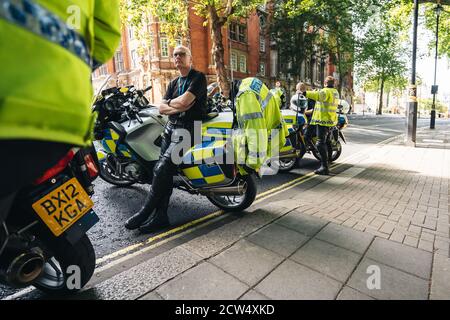 London / UK - 2020.07.18: Metropolitan Police Officers on motorbikes ruht am heißen Sommertag Stockfoto