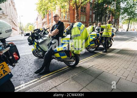 London / UK - 2020.07.18: Metropolitan Police Officers on motorbikes ruht am heißen Sommertag Stockfoto
