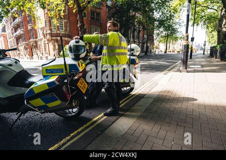 London / UK - 2020.07.18: Metropolitan Police Officers on motorbikes ruht am heißen Sommertag Stockfoto