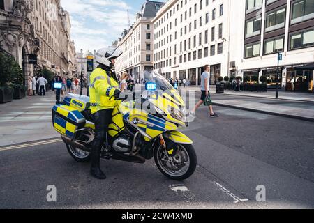 London / UK - 2020.07.18: Metropolitan Police Officers on motorbikes Waiting for Black Lives Matters drängen Demonstranten vorbei. Stockfoto