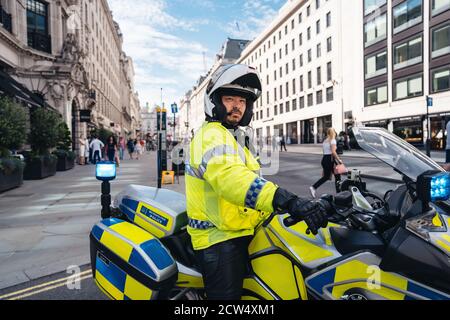 London / UK - 2020.07.18: Metropolitan Police Officers on motorbikes Waiting for Black Lives Matters drängen Demonstranten vorbei. Stockfoto