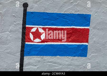 Kindliche Stil Zeichnung, der Flagge von Nordkorea, auf einer Wand gemalt. Stockfoto
