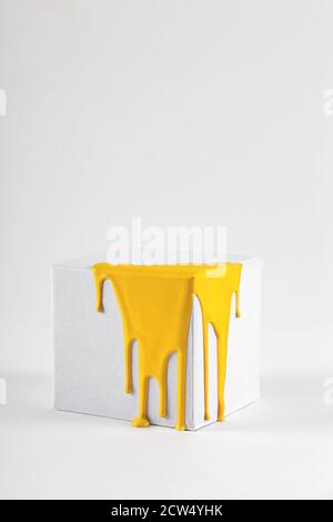 Weißer Würfel mit Flecken von hellgelber Farbe Stockfoto