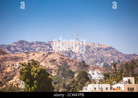 Hollywood Sign, CA - 30. Juli 2018: Berühmte Hollywood weißen Buchstaben Zeichen auf Hügel namens Mount Lee in Los Angeles, Kalifornien Stockfoto
