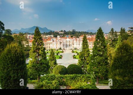 Der Palazzo Estense ist ein barocker Palast, der 1760 fertiggestellt wurde, heute ist er die Stadtverwaltung des gemeinderats von Varese, Italien. Anzeigen Stockfoto