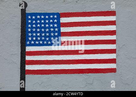 Kindliche Stil Zeichnung, der Flagge der Vereinigten Staaten von Amerika, auf einer Wand gemalt. Stockfoto