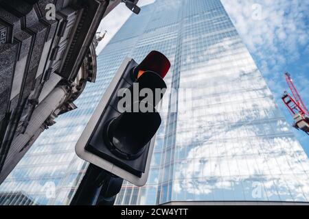 London / UK - 2020.07.18: Ampeln an der Threadneedle Street Stockfoto