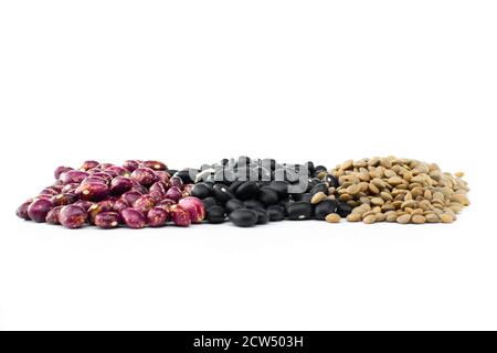 Rote Bohnen, schwarze Bohnen und Linsen auf weißem Hintergrund. Stockfoto