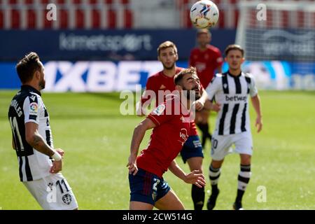 Adrian López (Stürmer; CA Osasuna) und Jose Luis Morales Nogales (Mittelfeldspieler; Levante UD) in Aktion während des spanischen La Liga Santander-Spiels zwischen CA Osasuna und Levante UD im Sadar-Stadion.(Endstand: CA Osasuna 1-3 Levante UD) Stockfoto