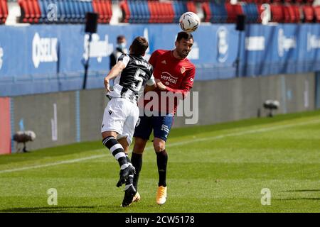 Nemanja Radoja (Mittelfeldspieler; Levante UD) und Enric Gallego (Stürmer; CA Osasuna) in Aktion während des spanischen La Liga Santander-Spiels zwischen CA Osasuna und Levante UD im Sadar-Stadion.(Endstand: CA Osasuna 1-3 Levante UD) Stockfoto