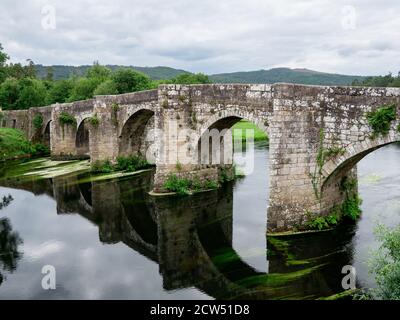 Pontevea mittelalterliche Brücke über den Ulla Fluss in Galicien, Spanien Stockfoto