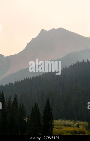 Auf dem Weg zum Trail Rider Pass an einem trüben, rauchigen Sommertag könnt ihr die Elk Mountain Range entlang der Four Pass Loop bei Aspen, Colorado, überblicken. Stockfoto