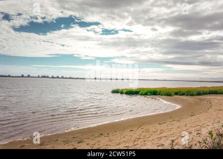 bucht mit Sand und Gras in Jamaica Bay Wildlife Refugium Stockfoto