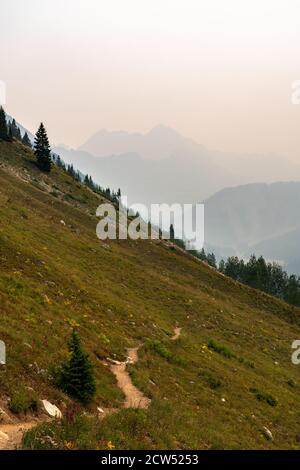 Der Four Pass Loop Wander- und Rucksackpfad in Colorado im Sommer ist vor dem Hintergrund von Waldbränden verschwommen. Stockfoto