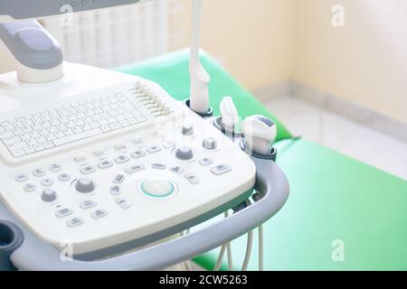 Krankenhausausstattung. Nahaufnahme des Ultraschallgeräts in der Klinik. Ultraschalluntersuchungen für schwangere Frauen und Menschen mit Erkrankungen der inneren Organe. Moderne Medizin. Stockfoto