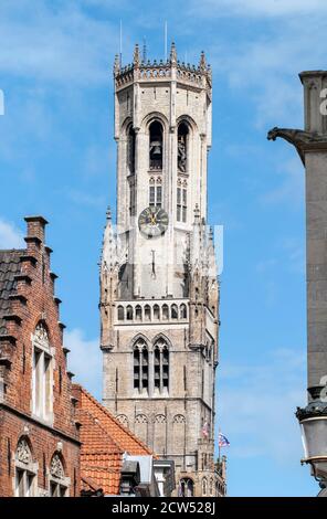 Blick auf den Glockenturm von Belfort vom Rozenhoedkaai in Brügge, Belgien Stockfoto
