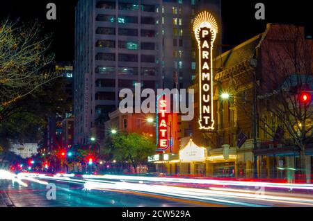 Austin, TX--Jan 9, 2019; Zeitbelichtung der Auto-Lichter Streifen vorbei an den Paramount und State Theatern, Musikstätten, in der Innenstadt von Texas State Hauptstadt il Stockfoto