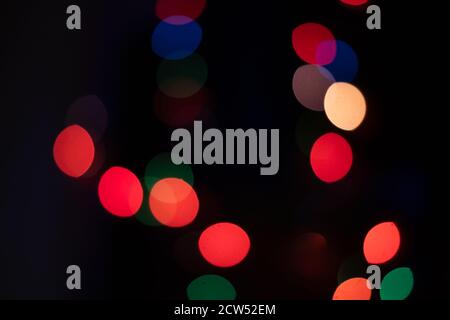 Weihnachten Bokeh Hintergrund mit Weihnachtsbeleuchtung aus Fokus, bunte Bokeh Stockfoto