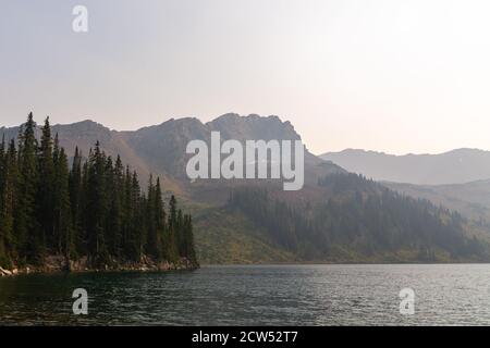 Blick auf den Snowmass Lake mit Blick nach Süden auf den West Maroon Mountain an einem trüben Sommertag in der Nähe von Aspen, Colorado. Stockfoto