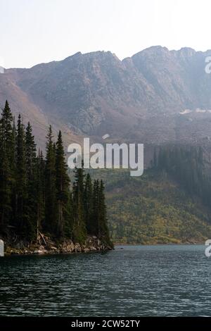 Blick auf den Snowmass Lake mit Blick nach Süden auf den West Maroon Mountain an einem trüben Sommertag in der Nähe von Aspen, Colorado. Stockfoto