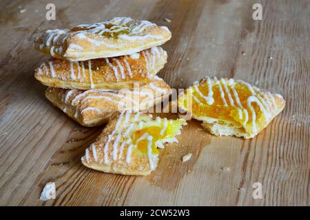 Süße Zuckerkekse mit Confiture close-up auf einem Holzhintergrund Stockfoto