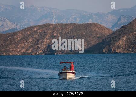 Schöner Sonnenuntergang am Meer Fischerboot in mugla türkei Stockfoto