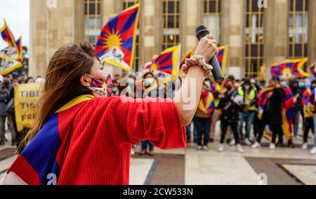 Tibeter, Uiguren, Taiwanesen, Vietnamesen, Mongolen, Hongkonger und Unterstützer versammelten sich, um gegen die Brutalität und die Menschenrechtsverletzungen durch die chinesische Regierung zu protestieren am 27. September 1987 veranstalteten Hunderte von Tibetern eine Demonstration in Lhasa. In der Zange eröffnete die chinesische Polizei das Feuer, tötete und verletzte viele Menschen vor Ort und sperrte mindestens 2,500 ein. Paris, Den 27. September 2020 Stockfoto