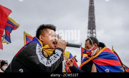 Tibeter, Uiguren, Taiwanesen, Vietnamesen, Mongolen, Hongkonger und Unterstützer versammelten sich, um gegen die Brutalität und die Menschenrechtsverletzungen durch die chinesische Regierung zu protestieren am 27. September 1987 veranstalteten Hunderte von Tibetern eine Demonstration in Lhasa. In der Zange eröffnete die chinesische Polizei das Feuer, tötete und verletzte viele Menschen vor Ort und sperrte mindestens 2,500 ein. Paris, Den 27. September 2020 Stockfoto
